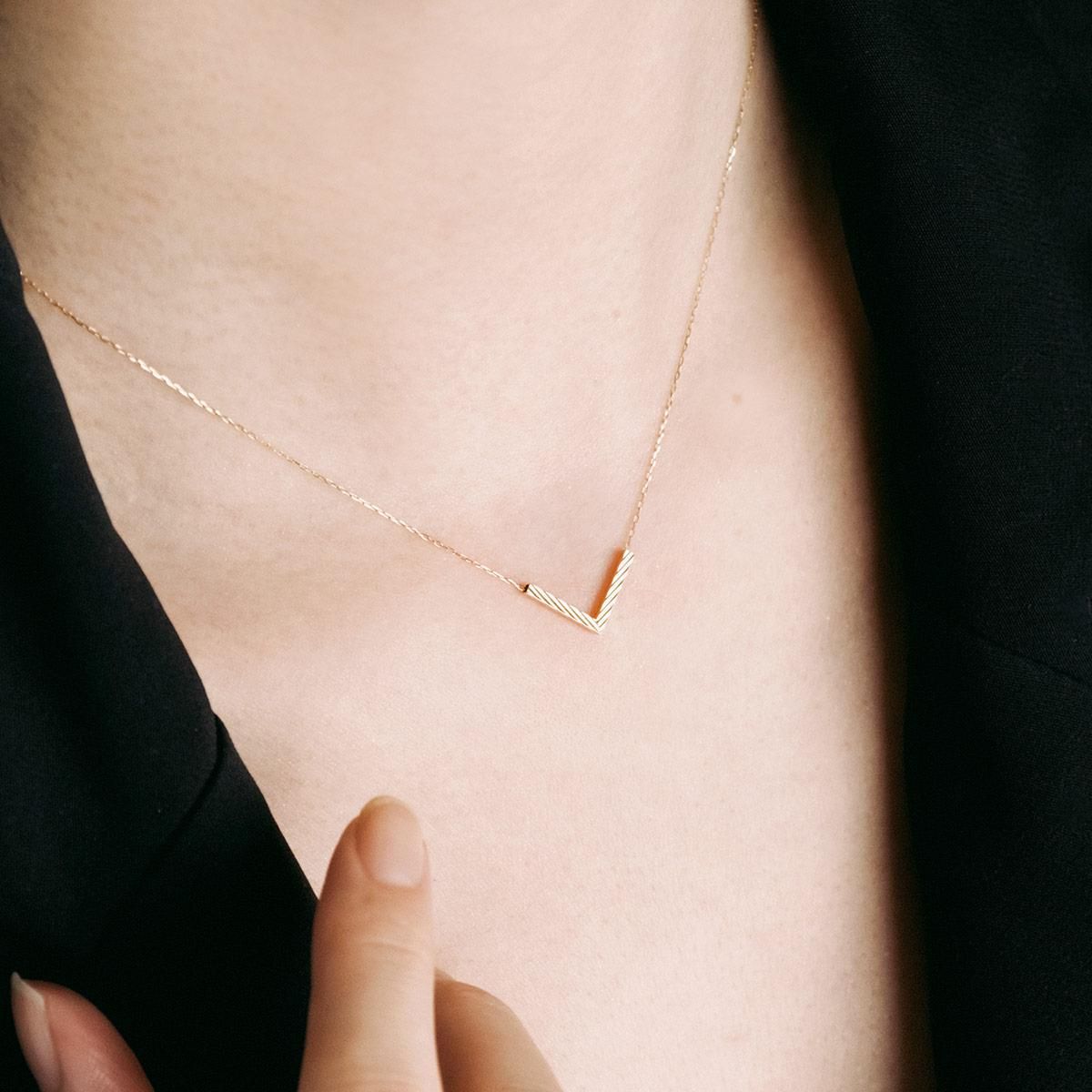 K18YG V字モチーフネックレス |ギフト専門通販【ジュエリーローラ公式】