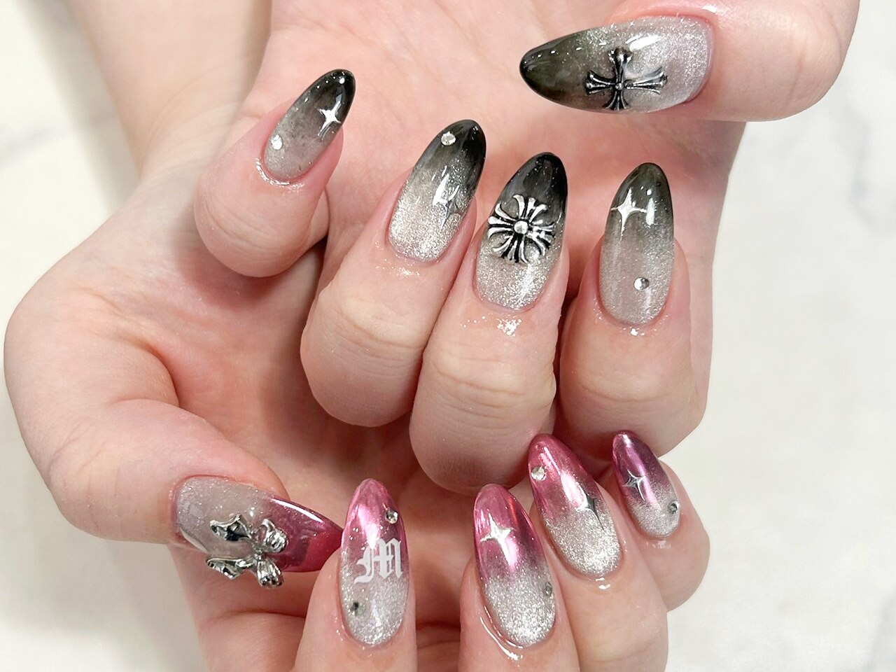 2026年冬トレンド】クロム ハンドのネイルデザイン集｜人気順