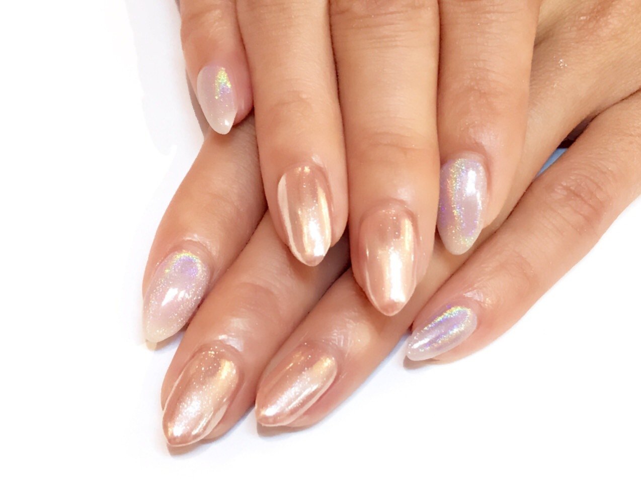 ユニコーンネイル】で、虹色に輝くまばゆい指先をゲットしちゃおう