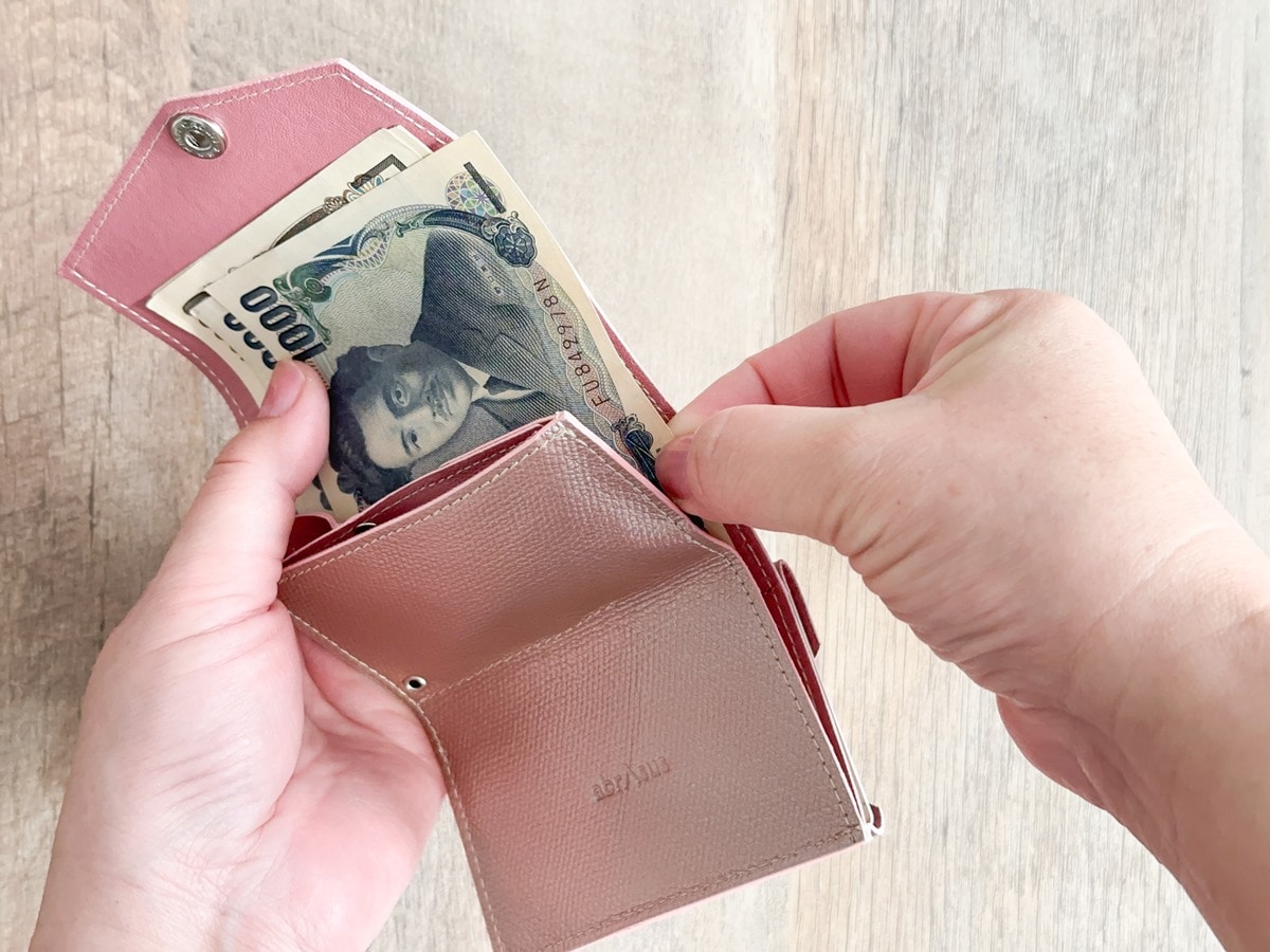 小さい財布が進化！ ミニマリストの愛用品「AirTagも入る小さい財布