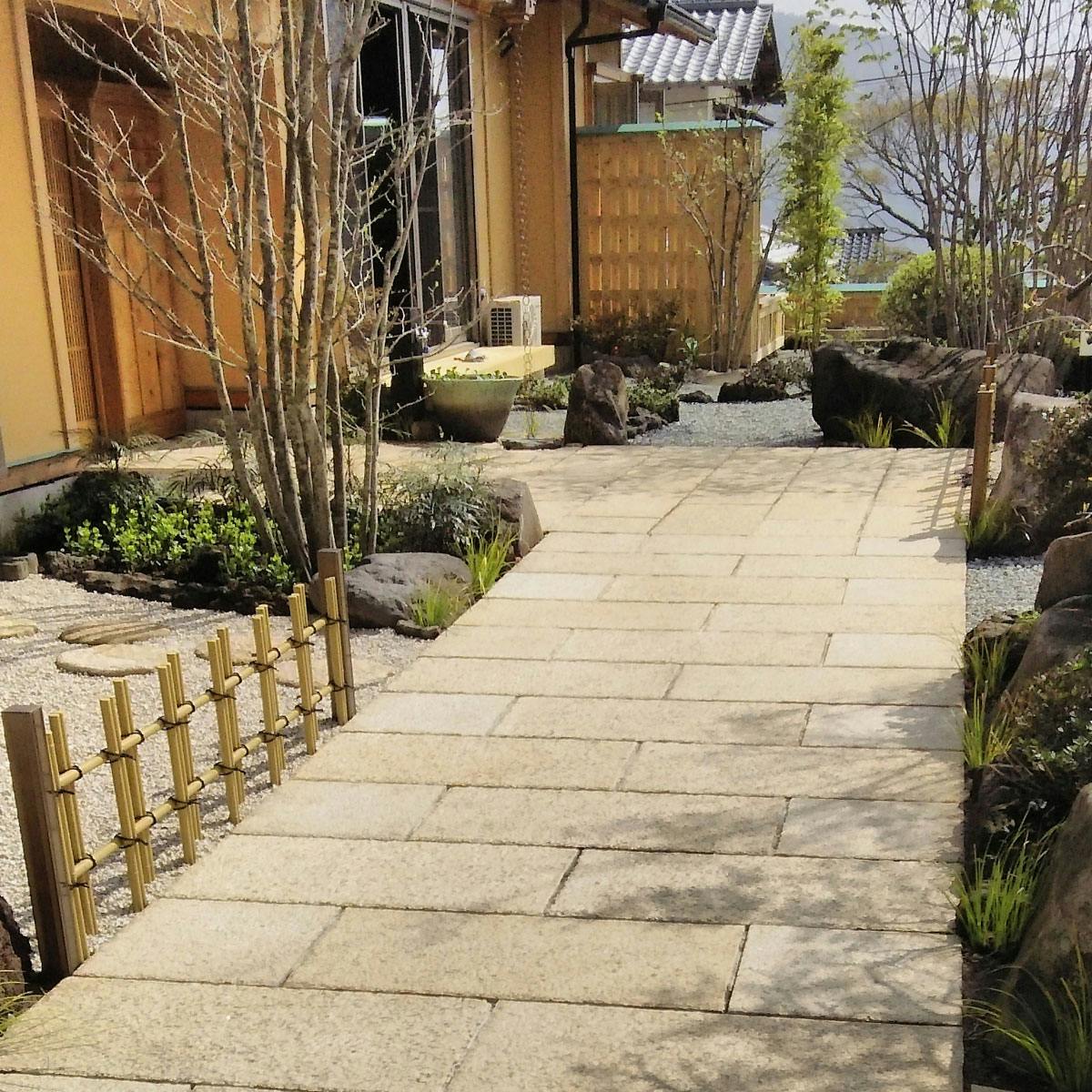 TAIKOH 敷石 錆御影 30×30×5cm 天面ノミキリ 側面割肌 底面切削