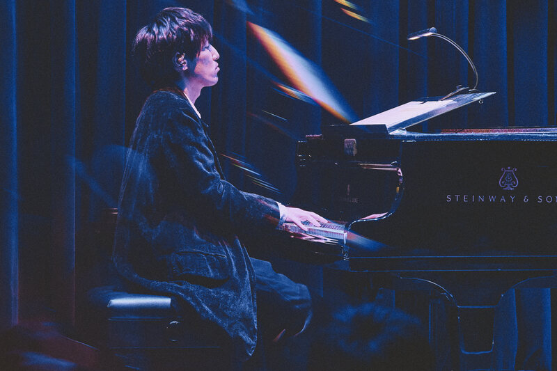 オフィシャルレポ】澤野弘之×SennaRin、美しいピアノと切ない歌声で