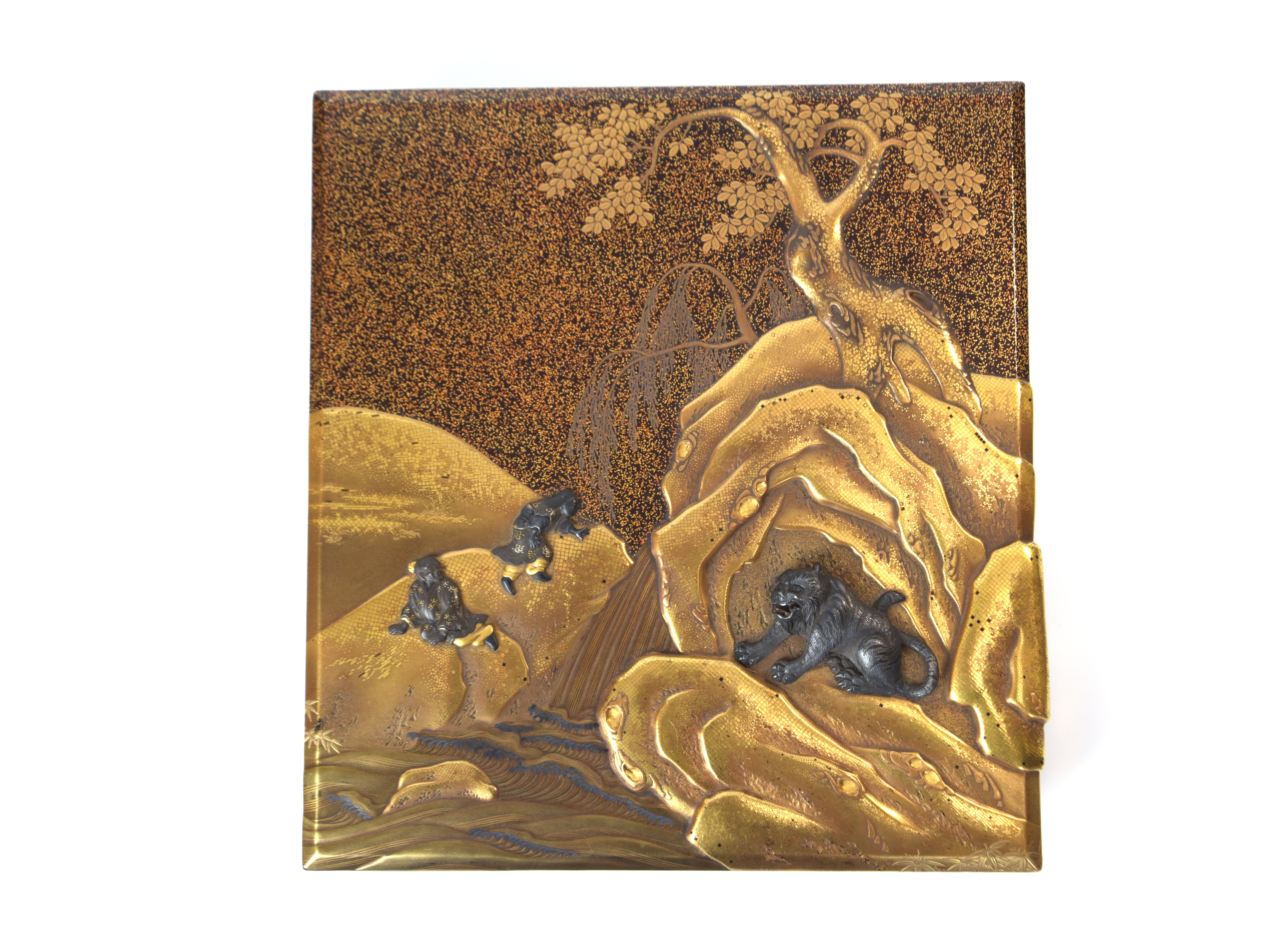 貨幣博物館 | 岩間政盧作人物虎紋金工象嵌山水図金梨地蒔絵硯箱