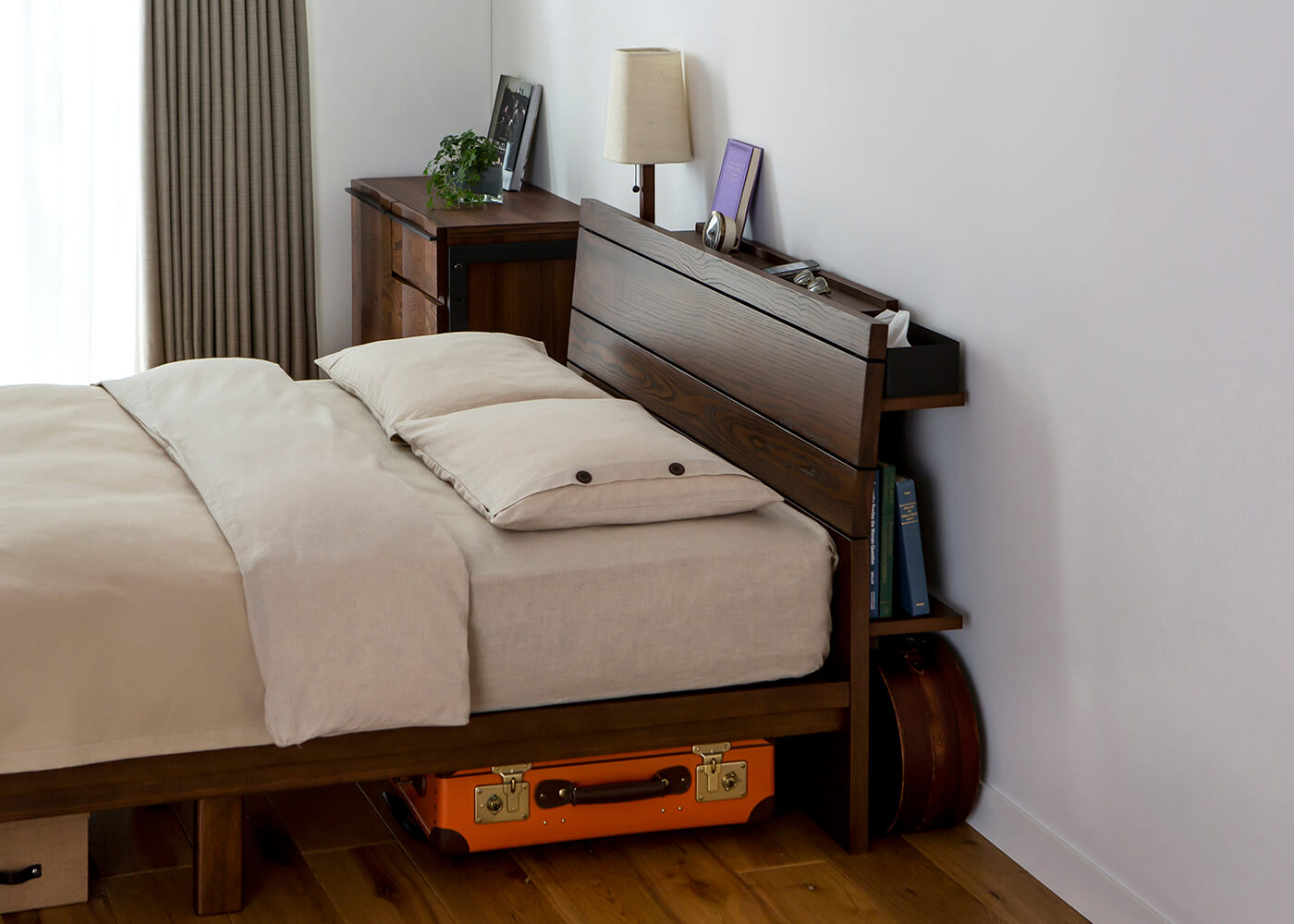 ヘッド周りの収納がオシャレな「a.flat」のアジアンベッドフレーム