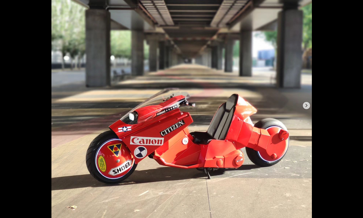 これまでで最も再現度が高い「金田バイク」登場。アキラの劇中同様