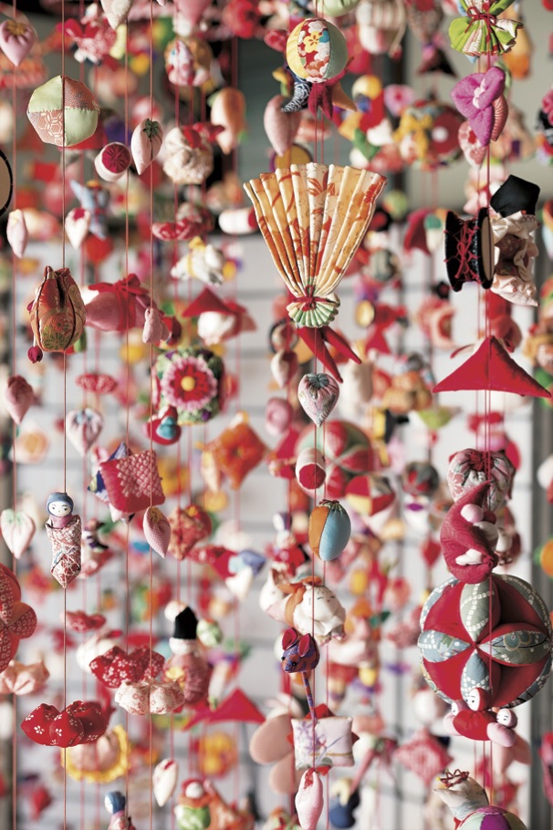 ひな祭り」にまつわる不思議な物語。手仕事でつながる3つの“つるし飾り