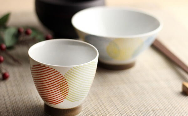 伝統とモダンの融合。小さい陶器の湯呑み茶碗 - inzak