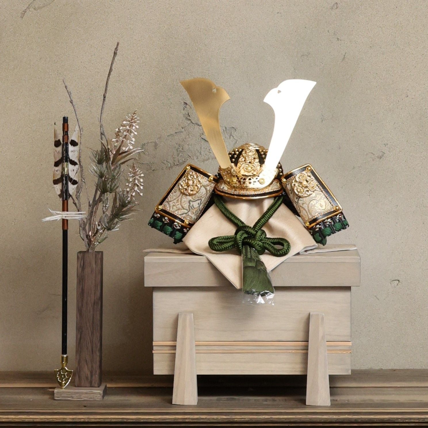 兜 出し飾り（櫃飾り） ｜雛人形（ひなにんぎょう）の祈ドール