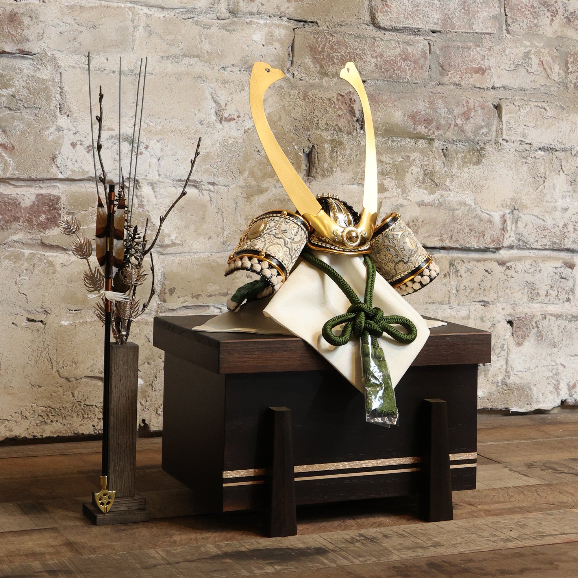 兜 出し飾り（櫃飾り） ｜雛人形（ひなにんぎょう）の祈ドール