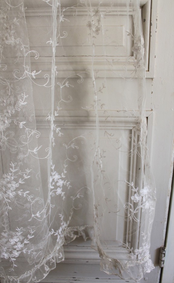 ホワイトフラワーの花束の清楚な白刺繍、フランスレースのフェミニンな