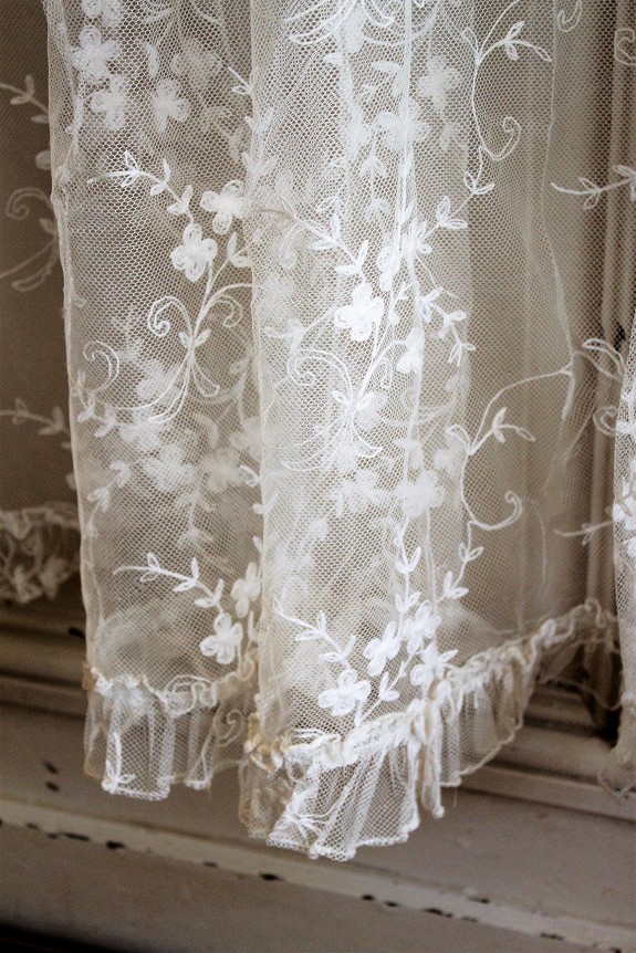 ホワイトフラワーの花束の清楚な白刺繍、フランスレースのフェミニンな