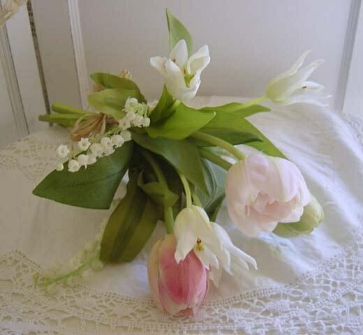 チューリップとスズランの幸せ色のアートフラワーブーケC