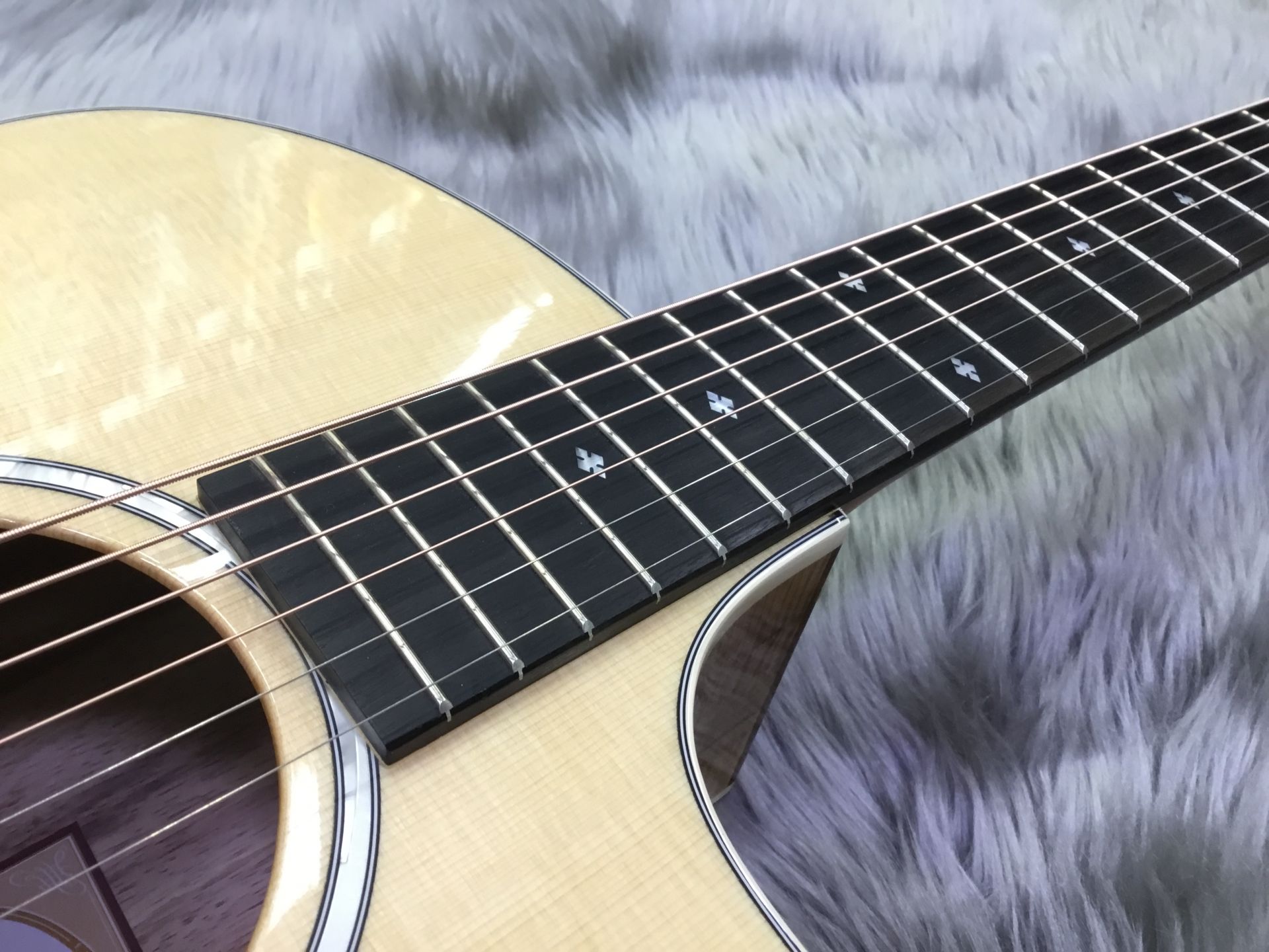 アコースティックギター】Taylorの214ce-Koa DLX ES2が入荷しました