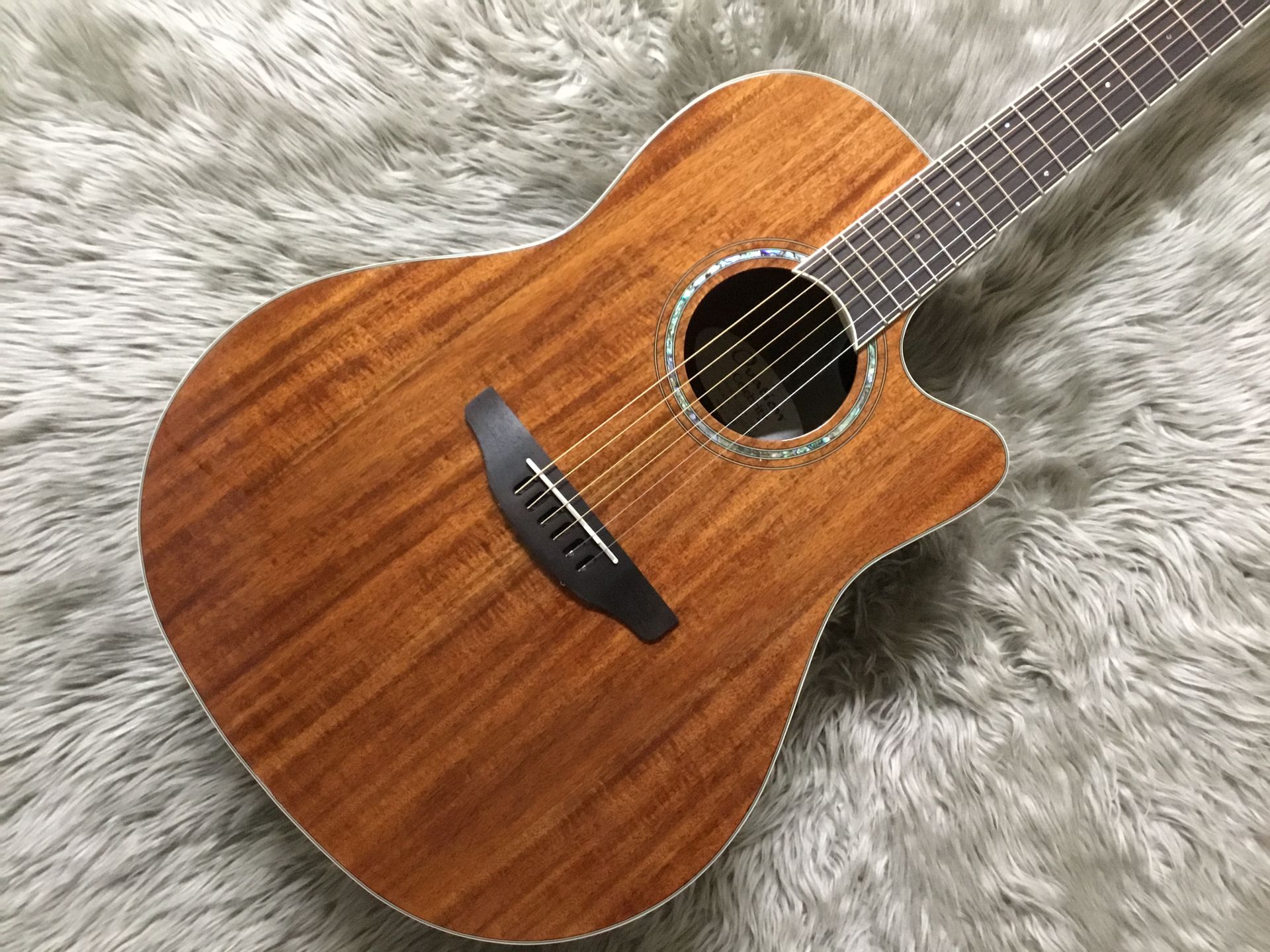 入荷情報】木目が美しいデザインのOvationギター 2本が入荷！｜島村