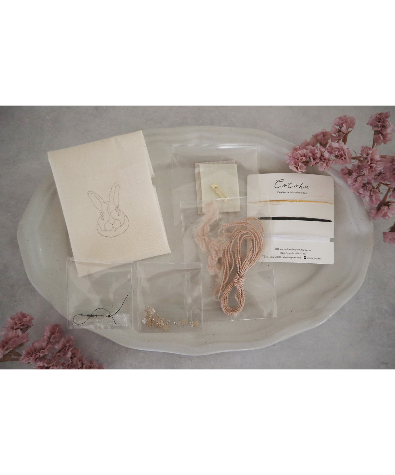 もふもふお耳のうさぎブローチ 刺繍キット（ベージュ） | Cotoha