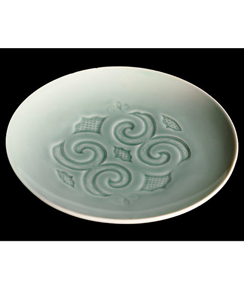 アイヌ工芸と暮らす。70＞アイヌ文様有田焼 皿 7寸 平良秀晴