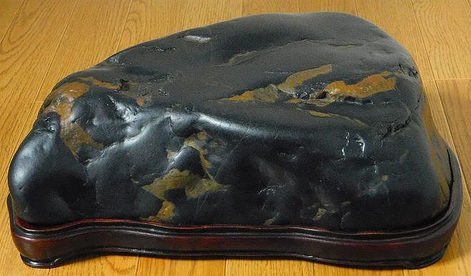 緋山酔恭「山水石美術館」 全国の水石・美石を紹介 神居古潭石 (真黒