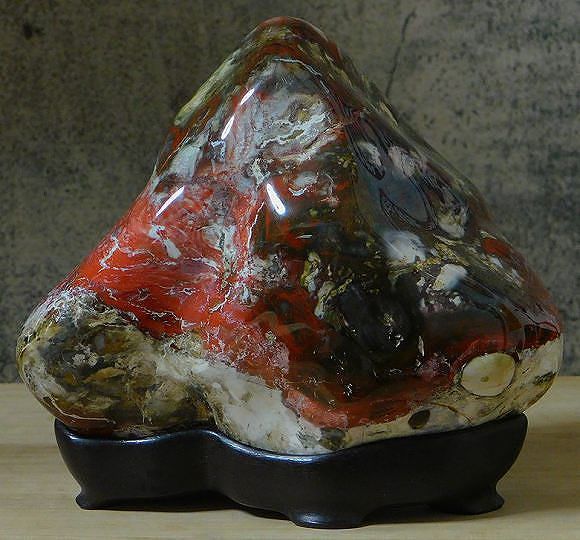 緋山酔恭「山水石美術館」 全国の水石・美石を紹介 佐渡 錦紅石