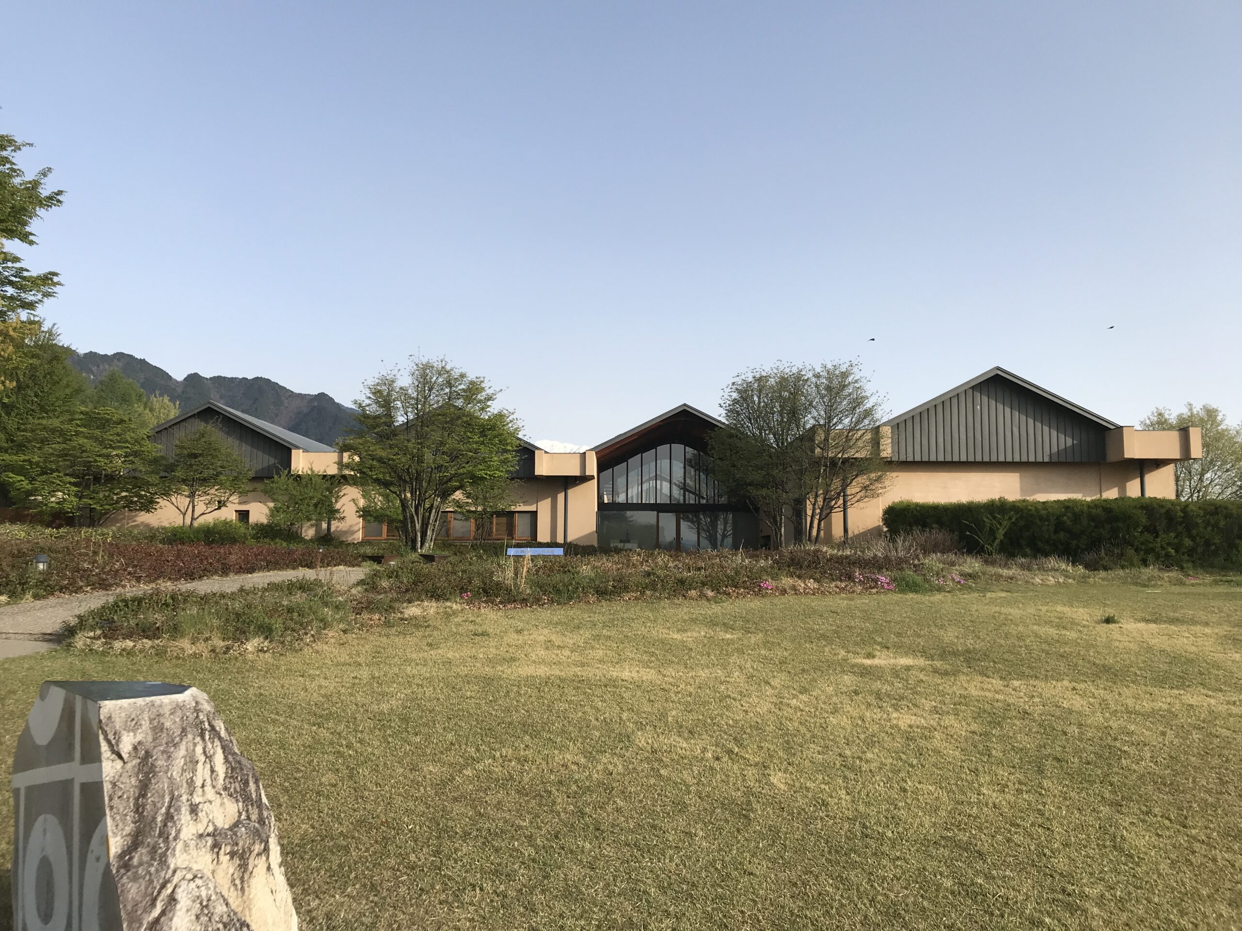 内藤廣”「安曇野ちひろ美術館」長野県産カラマツ材が作る切妻屋根と暖かみ