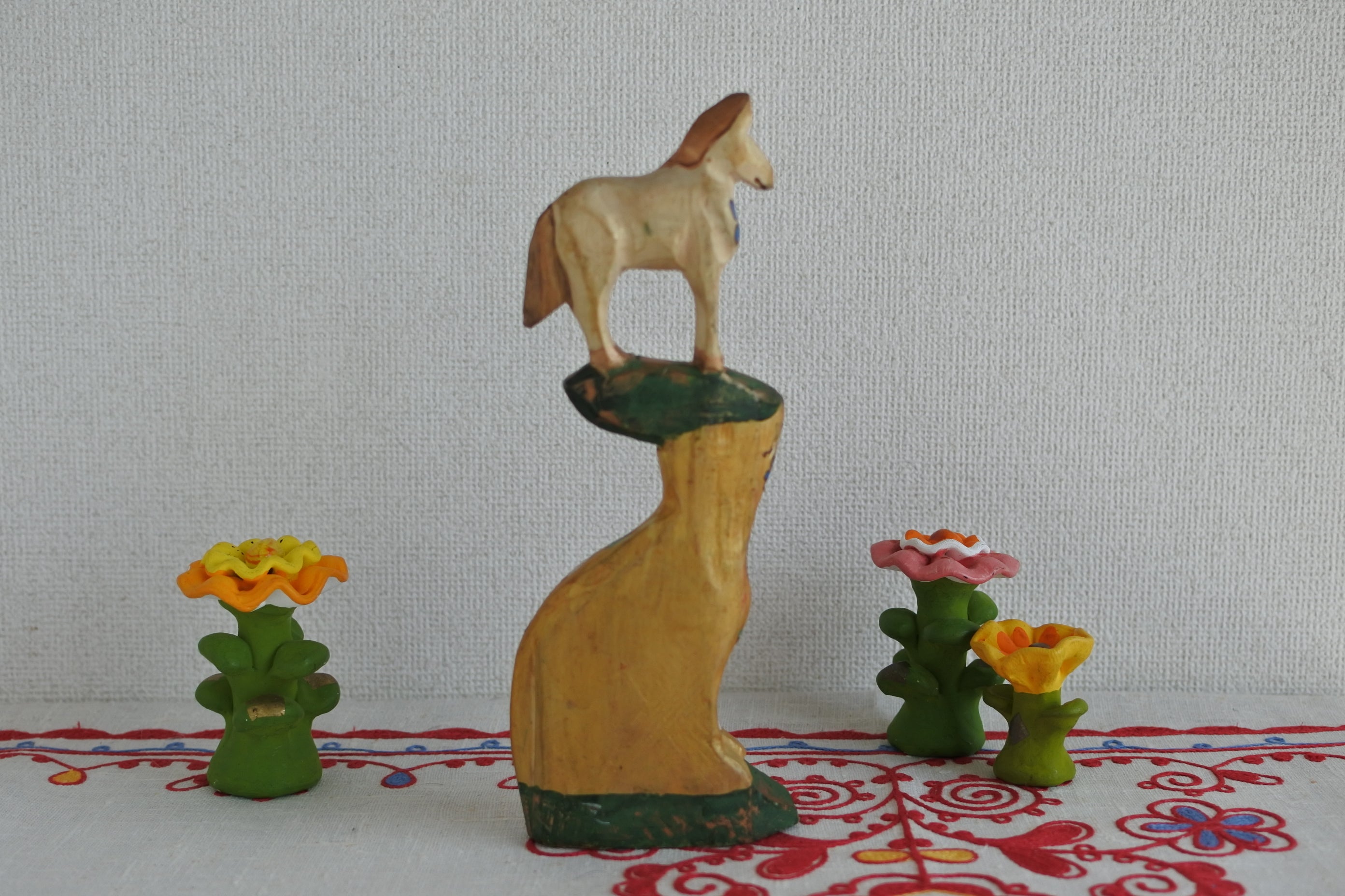 ミハイル・スラビンスキーの木彫りの人形 馬とキツネ 木の人形 ロシア