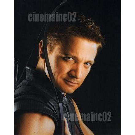 ジェレミー・レナー/『アベンジャーズ』弓持つホークアイのアップ写真