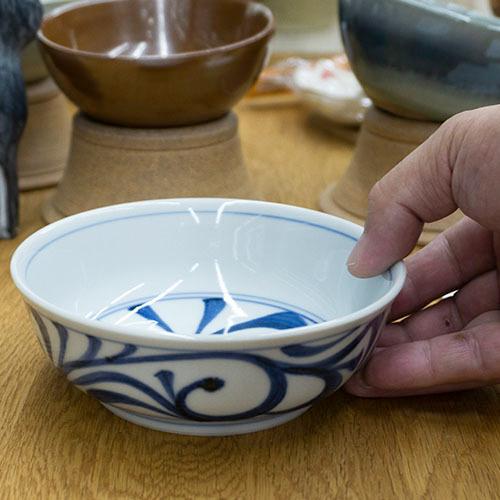 和食器 砥部焼 梅山窯 中鉢 14cm 外底 唐草 : うつわの店 クラフト