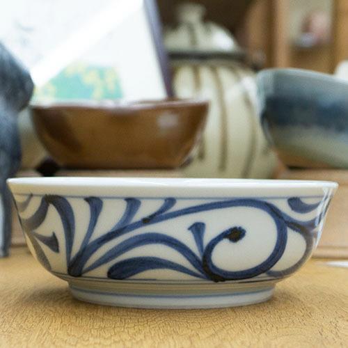 和食器 砥部焼 梅山窯 中鉢 14cm 外底 唐草 : うつわの店 クラフト