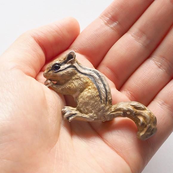 DECOvienya（デコヴィーニャ） 手作りアクセサリー リスのブローチ