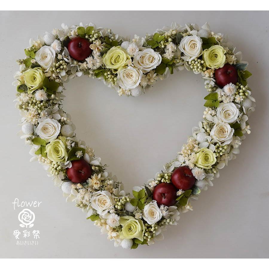 赤いリンゴ 白と淡い緑のバラ プリザーブドフラワーのハートリース