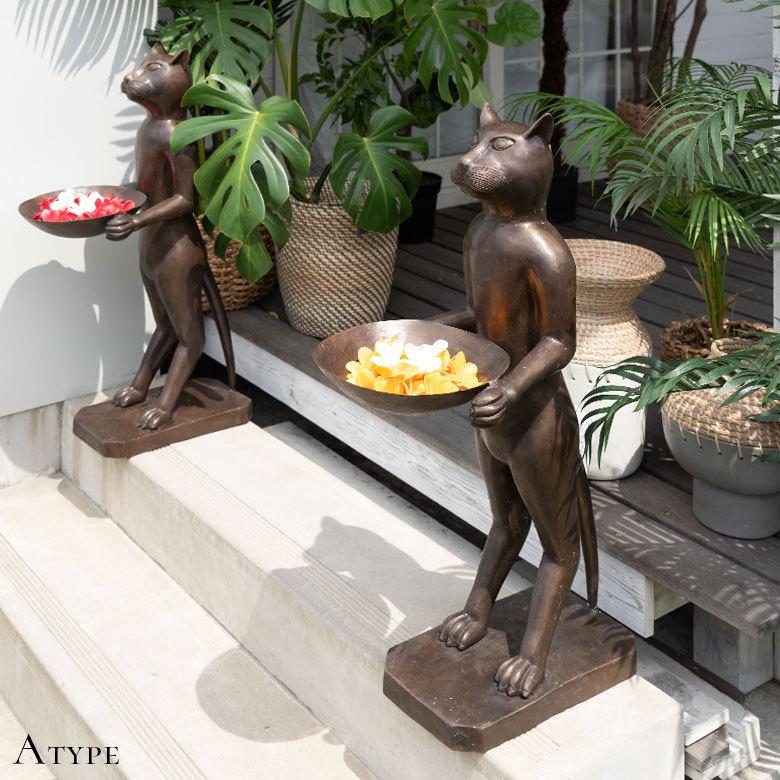 お皿を持ったブロンズ製の大きな特大バリネコ像 12960 : アジア工房