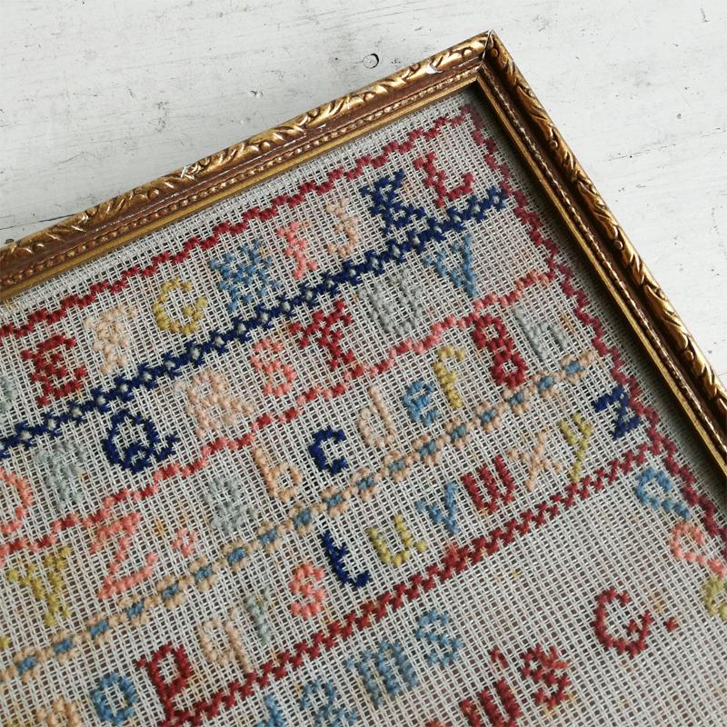 ヴィクトリアン 刺繍サンプラー Bootsフレーム 1881年 イギリス