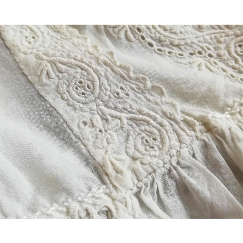 ホワイトワークとカットワーク ベビードレス イギリスアンティーク