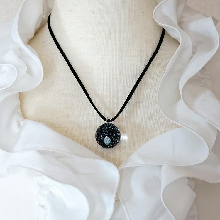 宇宙 の ガラス ペンダント ホワイトオパール クラスター入り キラキラ