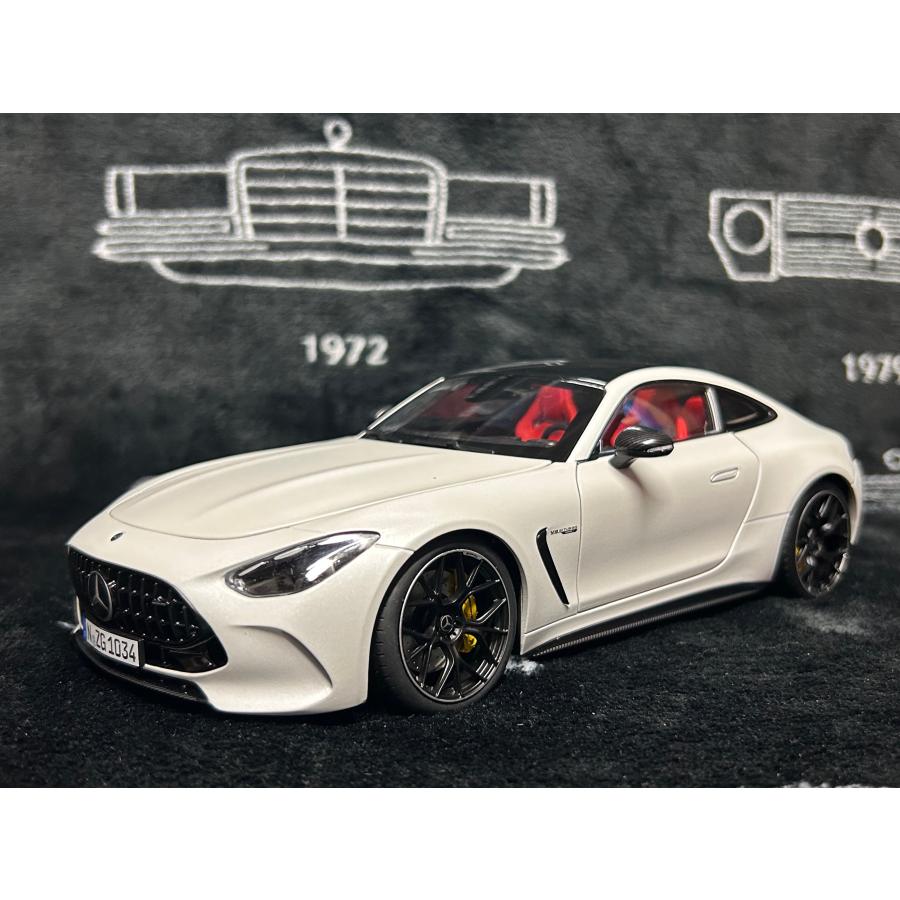 NZG 1/18 Mercedes Benz AMG GT 63 4Matic Opalite white magno