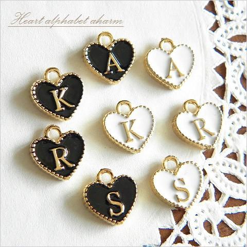 金属チャーム ハート型のリバーシブルアルファベットチャーム 10個