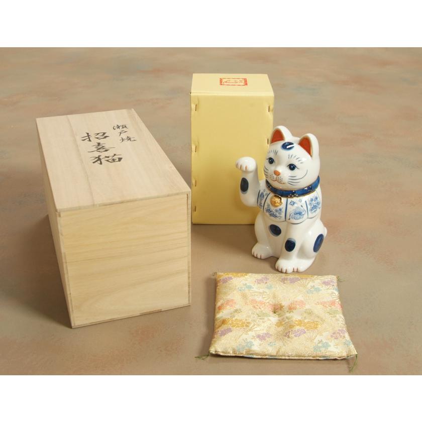瀬戸焼 招き猫 瀬戸物 染付 陶磁器 福招き 高さ約25.5cm 金襴座布団