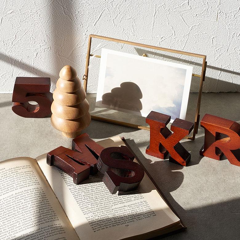 ELEMENTS アルファベット イニシャル オブジェ 木製 木彫り 0 1 2 3 4