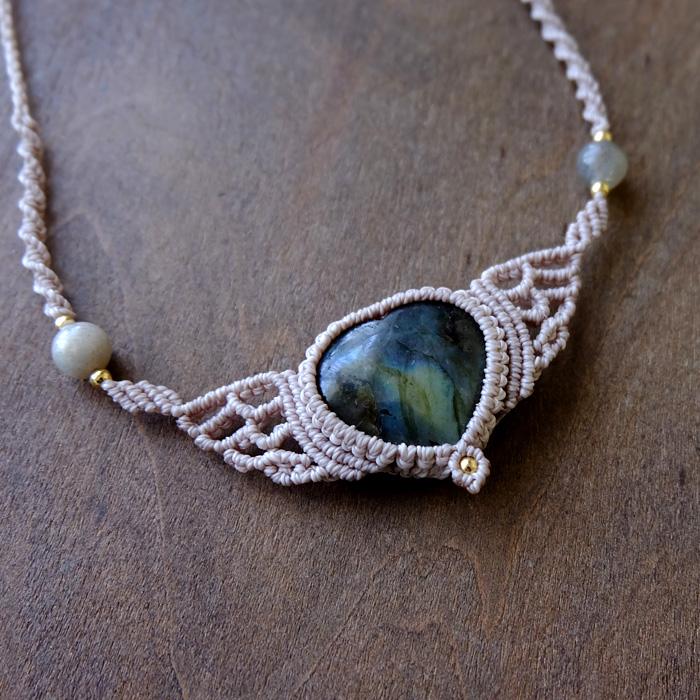 ハート形 ラブラドライト（マダガスカル産）天使の羽 マクラメ編み