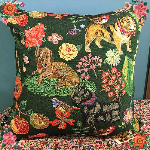 ナタリー・レテ クッションカバー ドッグ＆フラワー 犬たちとお花の