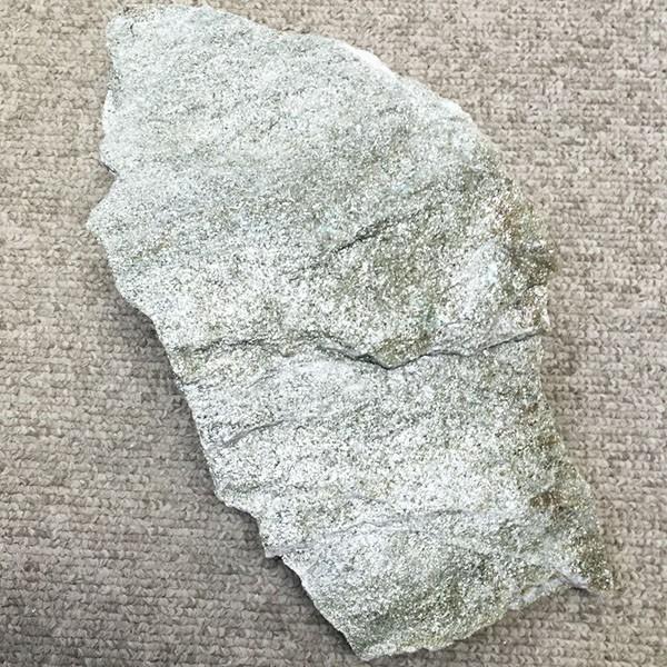 バドガシュタイン鉱石（約900g）放射線量約24.6μSv : ケィディー