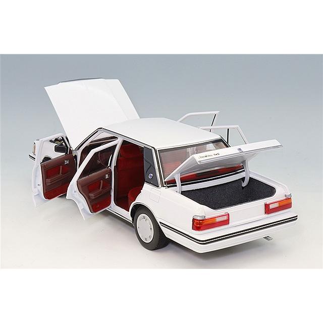 XiaoGuang MODEL 1/18 トヨタ クラウン MS122 ホワイト(内装レッド