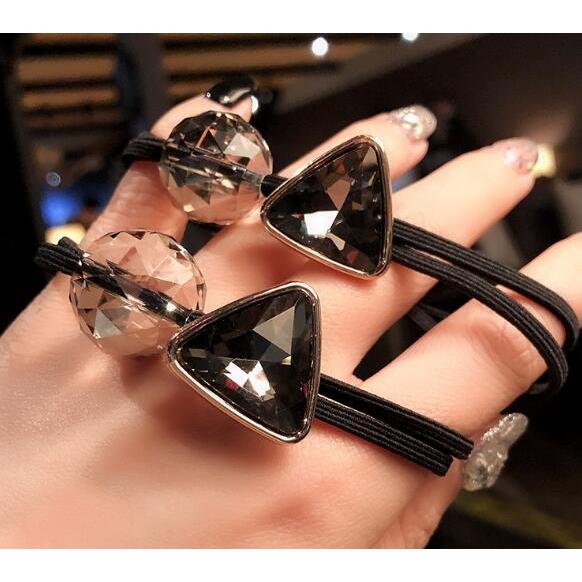 ヘアゴム フェイクジュエリートライアングルプレートとクリスタル風