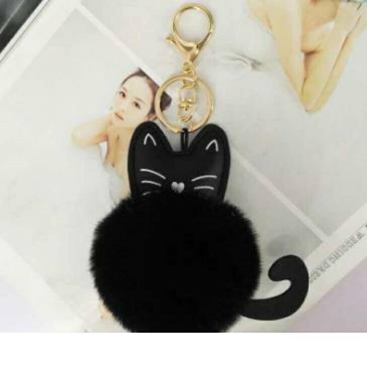キーフォルダー ふわふわファーをまとった猫キーチェーン・ホルダー
