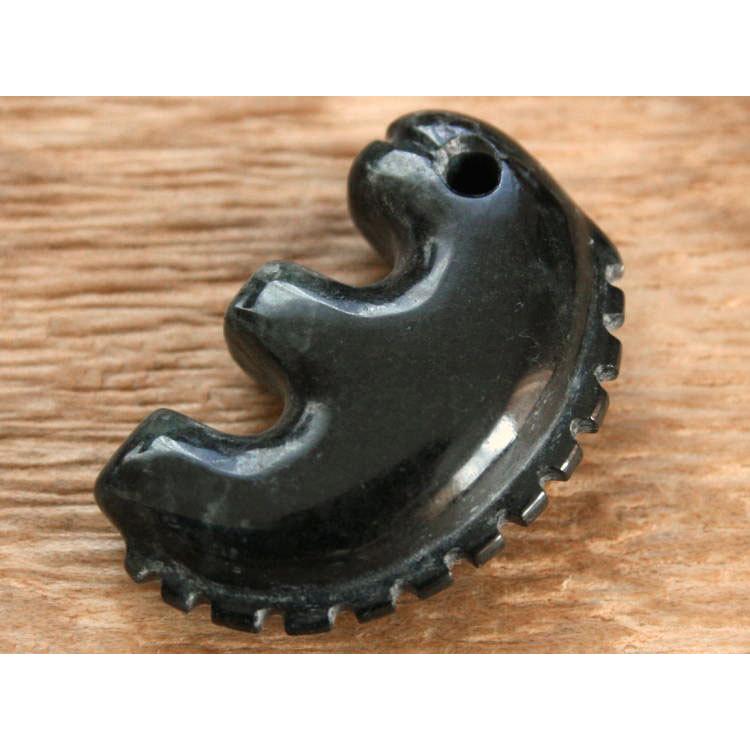 糸魚川黒翡翠獣形勾玉 M07301 豊翠 作 40mm*25mm*12mm 糸魚川 ひすい