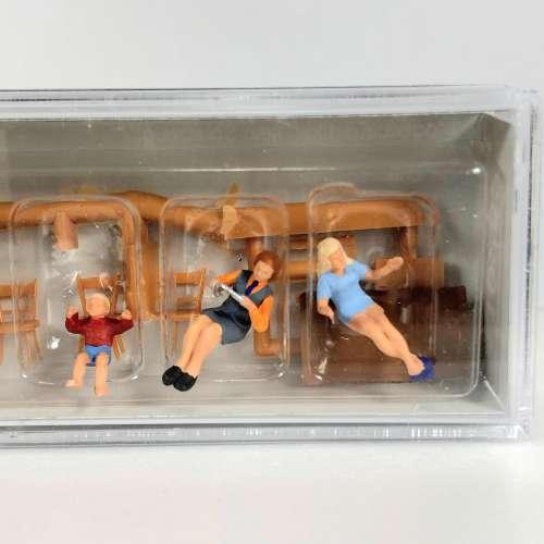 Preiser 1/87 ミニチュア ジオラマ フィギュア 食事をする家族(10282