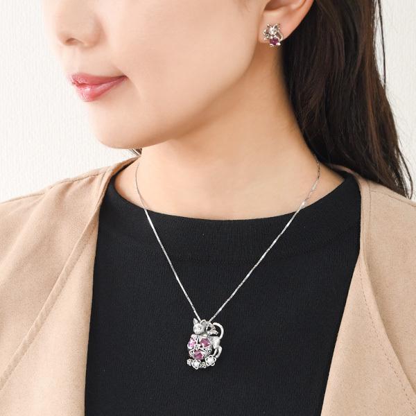 碌山 毬つき猫の ルビー ブローチペンダント キュートなおしゃれネコ