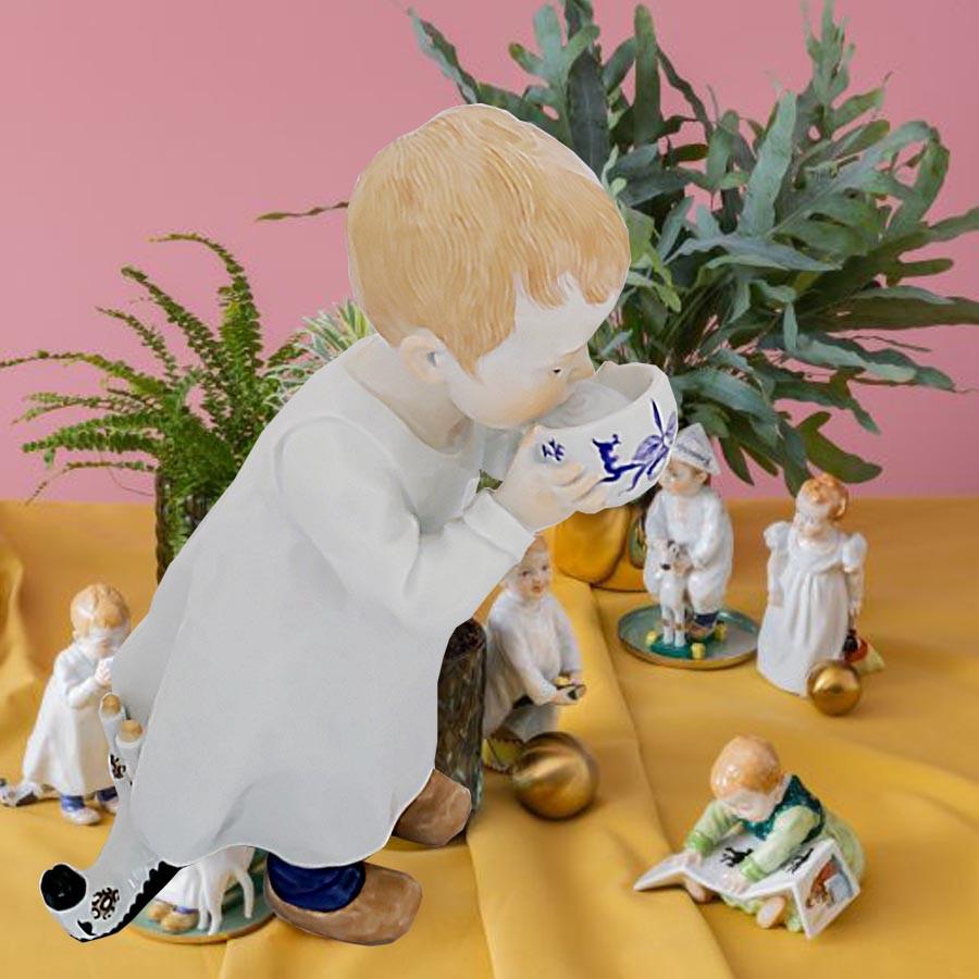 マイセン 彫像 高さ約17cm 人形「ミルクを飲む子供 (オーキッド