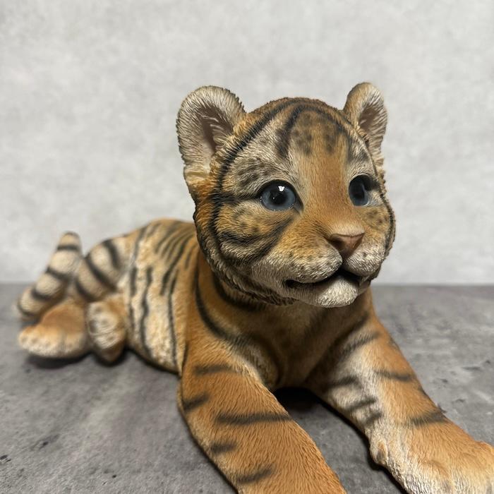 置物 動物 寝そべるタイガー 中 虎グッズ 高さ15cm woobia おしゃれ