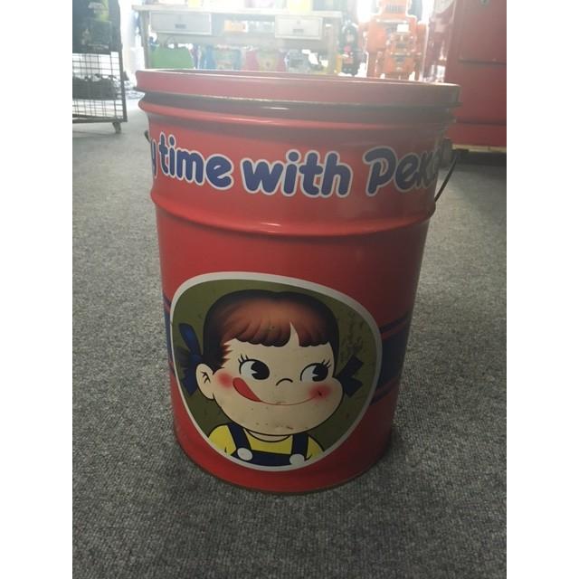 不二家（FUJIYA） ◎不二家 ペコちゃん 大型 ブリキ缶 【座面