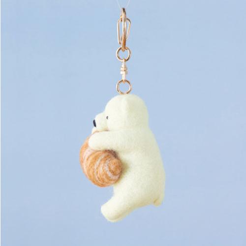 クロワッサンを持ったシロクマのキーホルダー 手作りキット フェルト